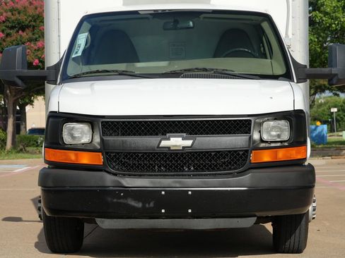 Used 2015 Chevrolet Express 4500 RWD image 17
