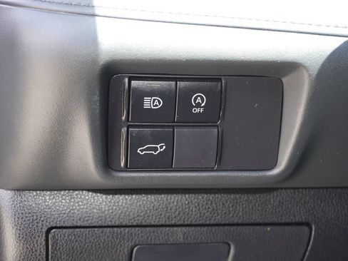 Used 2023 Toyota Highlander LE FWD image 17