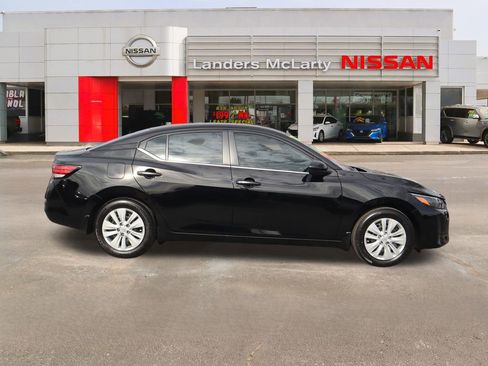 Used 2025 Nissan Sentra S image 2