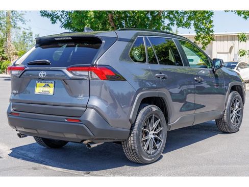 Used 2021 Toyota RAV4 LE AWD/4WD image 3