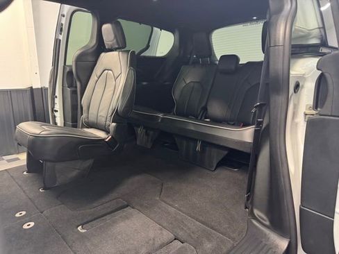 Used 2025 Chrysler Pacifica Limited image 29