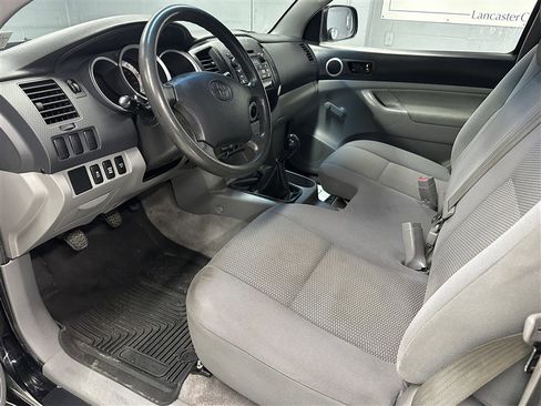 Used 2011 Toyota Tacoma 4x4 Regular Cab image 2