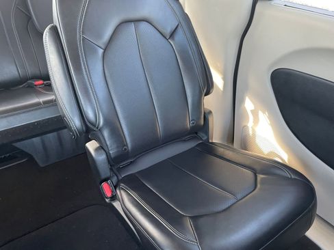 Used 2024 Chrysler Pacifica Touring-L image 40