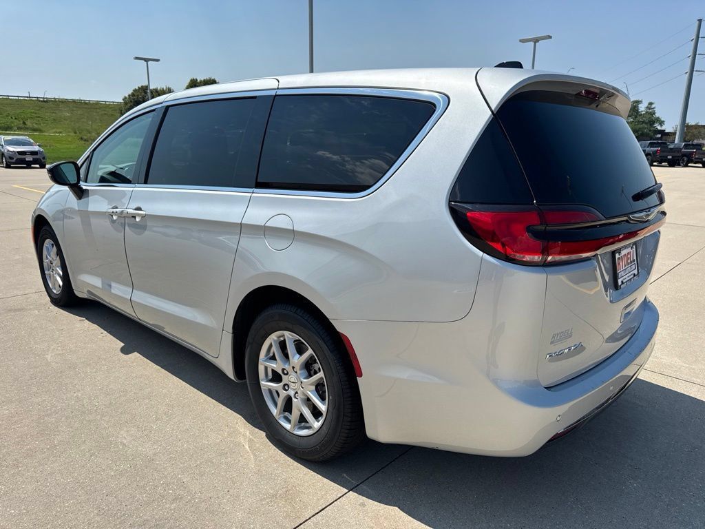 Certified 2024 Chrysler Pacifica Touring-L FWD image 24