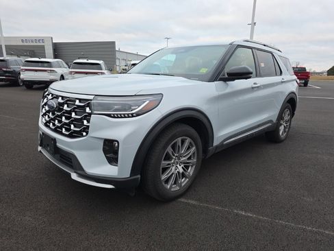 Used 2025 Ford Explorer Platinum image 1