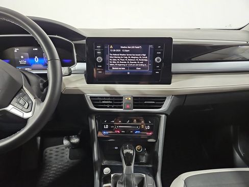 Certified 2025 Volkswagen Taos SE FWD image 18