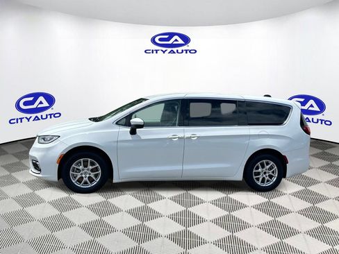 Used 2023 Chrysler Pacifica Touring-L FWD image 8