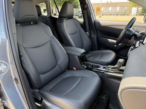 Used 2025 Toyota Corolla Cross XLE w/ Convenience Package AWD/4WD image 29