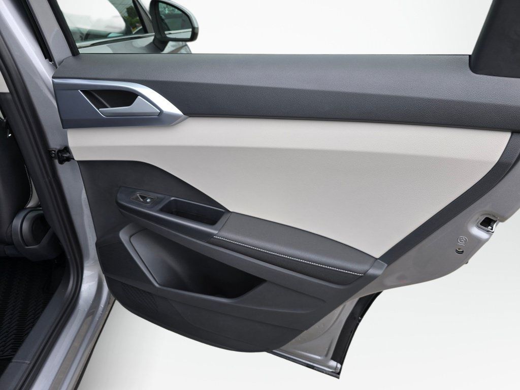 New 2026 Volkswagen Taos SE AWD/4WD image 40