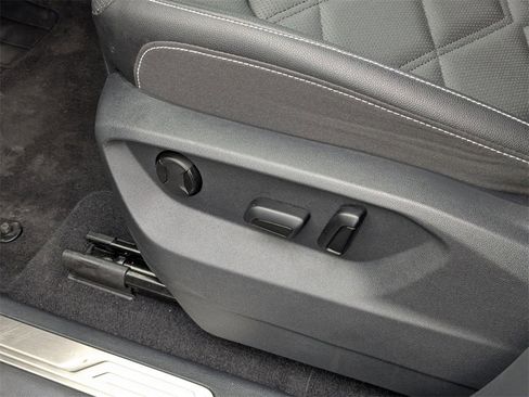 Used 2025 Volkswagen Atlas SE image 16