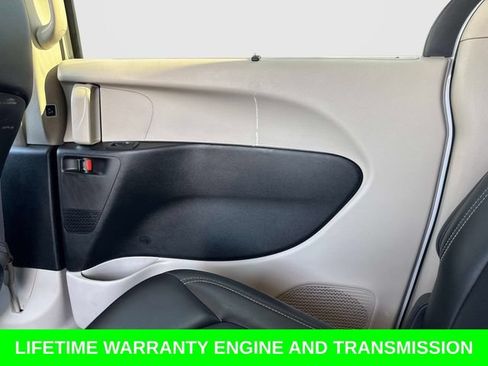 Used 2024 Chrysler Pacifica Touring-L FWD image 16