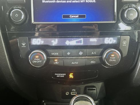 Used 2020 Nissan Rogue SV image 24