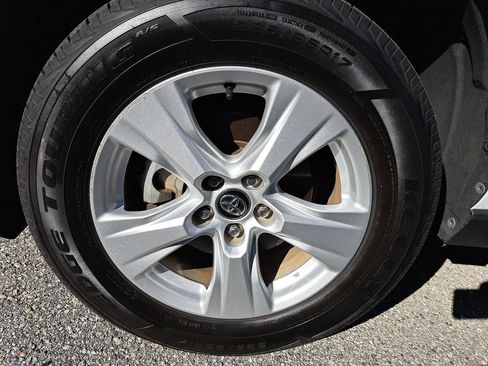 Used 2021 Toyota RAV4 XLE image 2