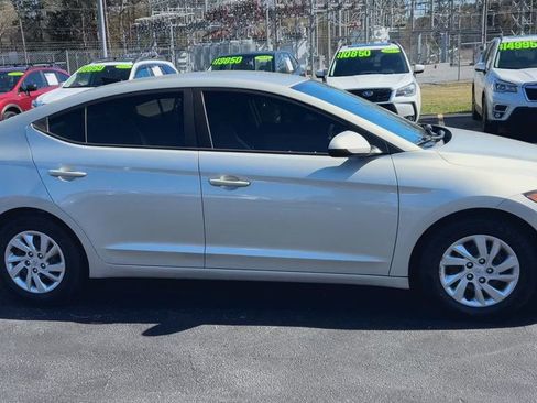 Used 2017 Hyundai Elantra SE w/ Cargo Package image 9