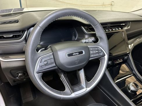 Used 2023 Jeep Grand Cherokee Laredo image 25