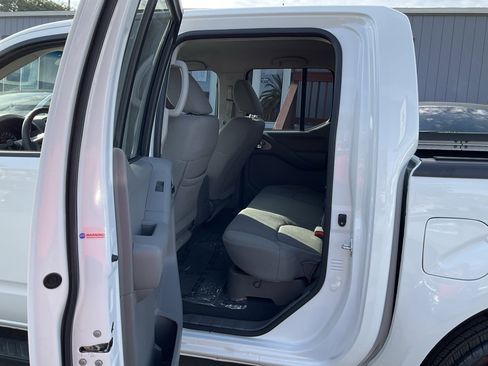 Used 2021 Nissan Frontier SV w/ Midnight Edition Floor Mats image 7