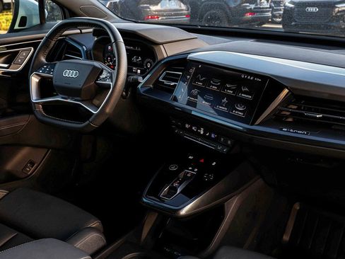 Used 2025 Audi Q4 e-tron Premium image 31