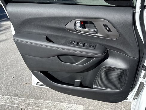 New 2026 Chrysler Pacifica Select image 18