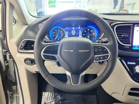 Used 2024 Chrysler Pacifica Touring-L FWD image 25
