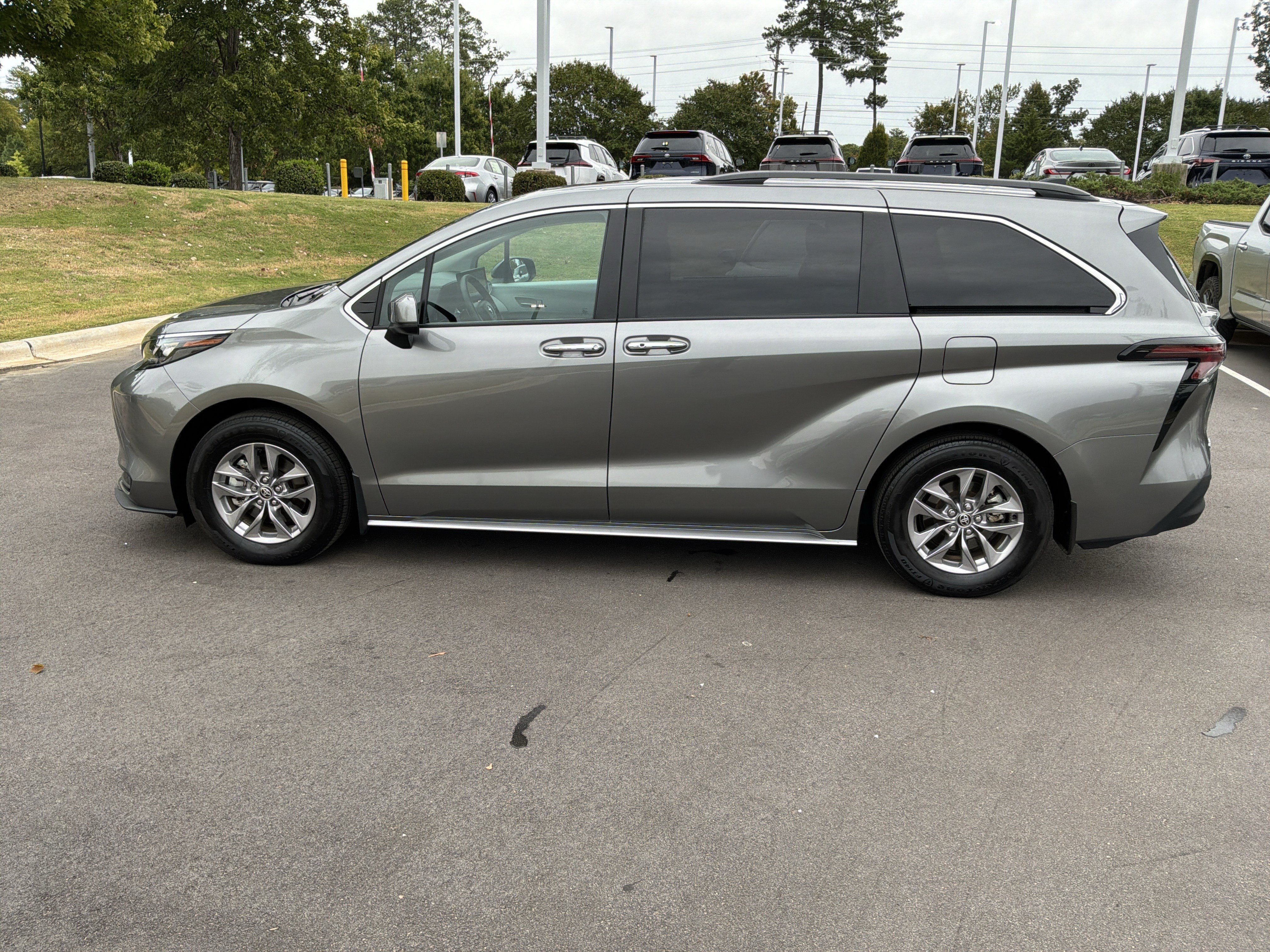 Used 2026 Toyota Sienna XLE FWD image 7