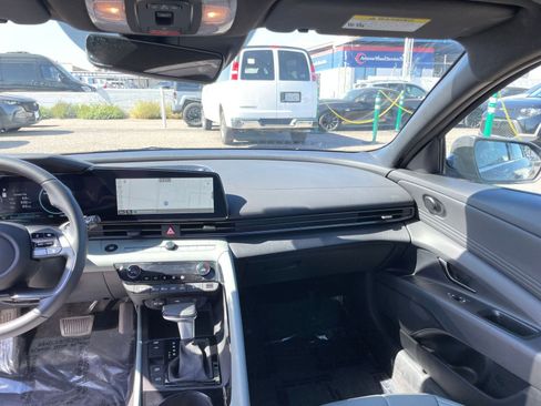 Used 2025 Hyundai Elantra Limited image 38