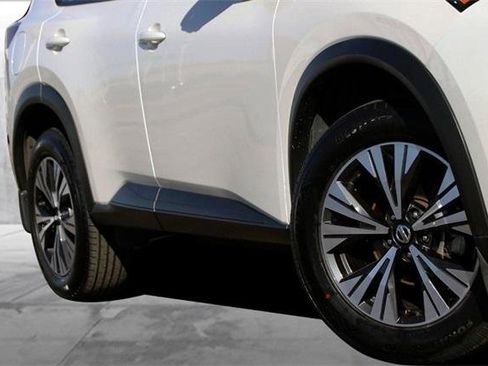 Used 2021 Nissan Rogue SV image 3