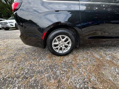 Used 2024 Chrysler Pacifica Touring-L FWD image 8