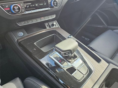 Used 2024 Audi Q5 e Prestige w/ Prestige Package image 25