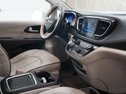Used 2017 Chrysler Pacifica Limited w/ UConnect Theater Package FWD image 16