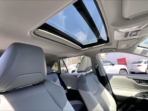 Used 2022 Toyota RAV4 XLE Premium image 22