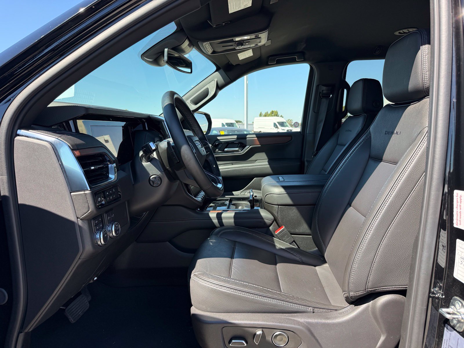 Used 2025 GMC Yukon XL Denali AWD/4WD image 5