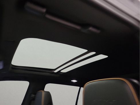 Used 2023 GMC Yukon AT4 w/ Technology Package image 9