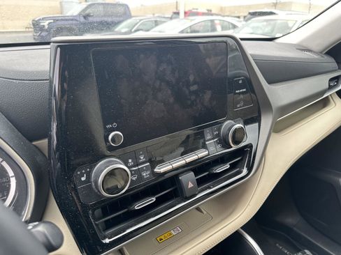 Certified 2023 Toyota Highlander XLE image 12
