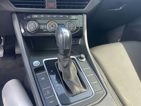 Used 2020 Volkswagen Jetta SE w/ SE Cold Weather Package FWD image 23