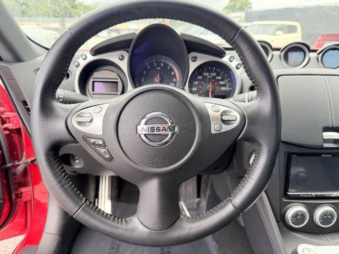 Used 2018 Nissan 370Z Coupe RWD image 19