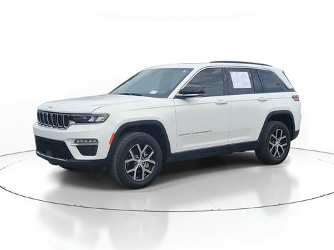 Used 2024 Jeep Grand Cherokee Limited AWD/4WD image 2