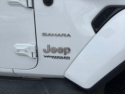 Used 2018 Jeep Wrangler Unlimited Sahara w/ Dual Top Group AWD/4WD image 9