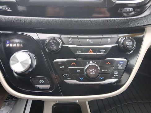 Used 2019 Chrysler Pacifica Touring-L image 24