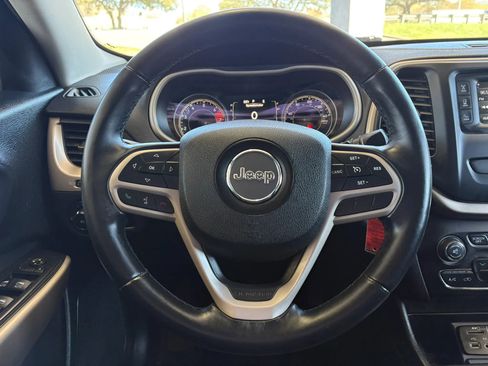 Used 2017 Jeep Cherokee Latitude w/ Safety/Convenience Group FWD image 11