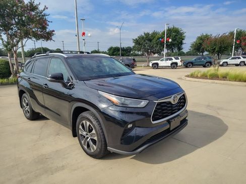 Used 2023 Toyota Highlander XLE AWD/4WD image 2