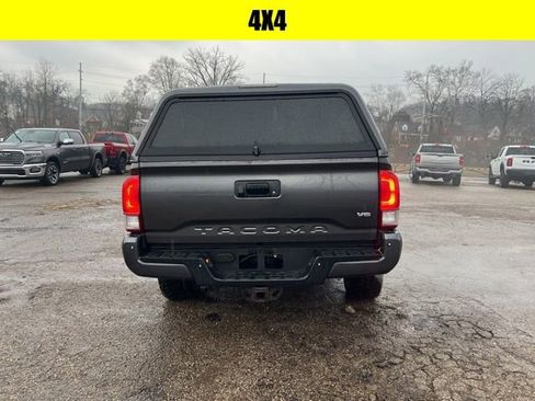 Used 2017 Toyota Tacoma TRD Off-Road w/ Premium & Technology Package AWD/4WD image 4