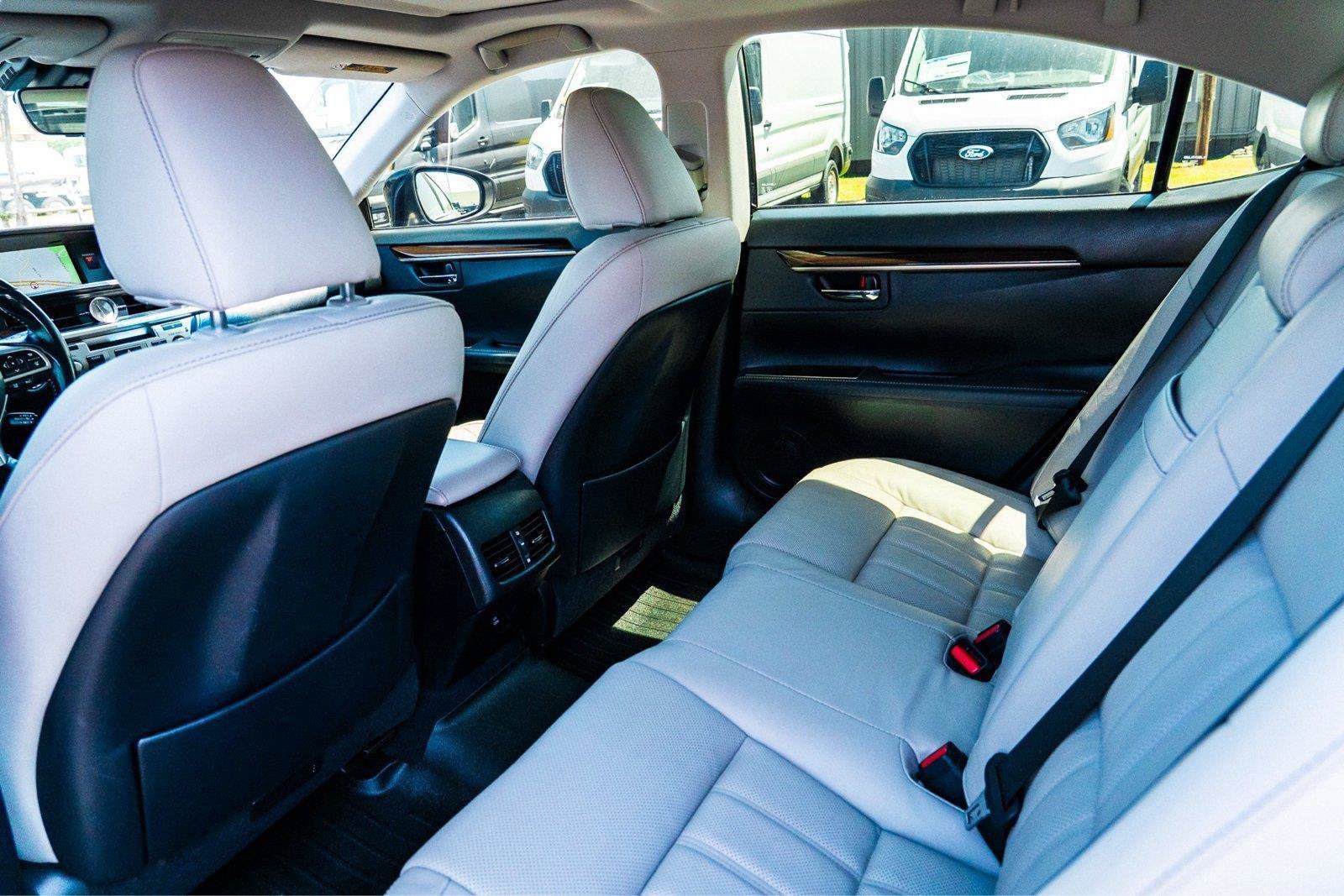 Used 2017 Lexus ES 300h w/ Luxury Package FWD image 26