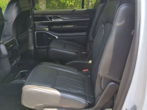Used 2022 Jeep Wagoneer Series III w/ Premium Group I AWD/4WD image 18