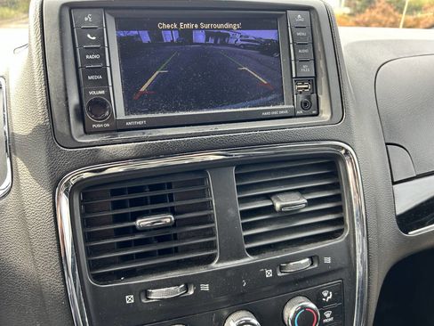 Used 2019 Dodge Grand Caravan SXT image 6