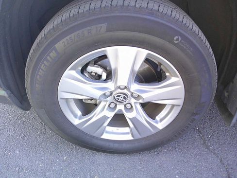 Used 2024 Toyota RAV4 XLE w/ Convenience Package image 10