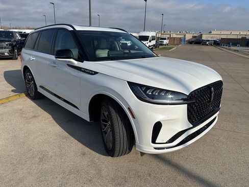 Used 2025 Lincoln Aviator AWD w/ Jet Appearance Package image 19
