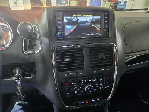 Used 2017 Dodge Grand Caravan SXT w/ Driver Convenience Group FWD image 23