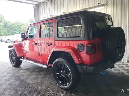 Used 2023 Jeep Wrangler Unlimited Sahara w/ Cold Weather Group AWD/4WD image 8