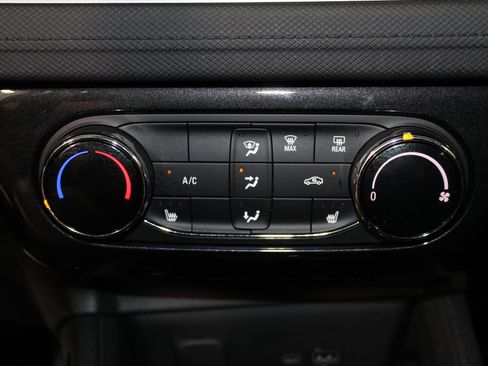 Used 2025 Chevrolet TrailBlazer LT w/ LT Cold Weather Package FWD image 43