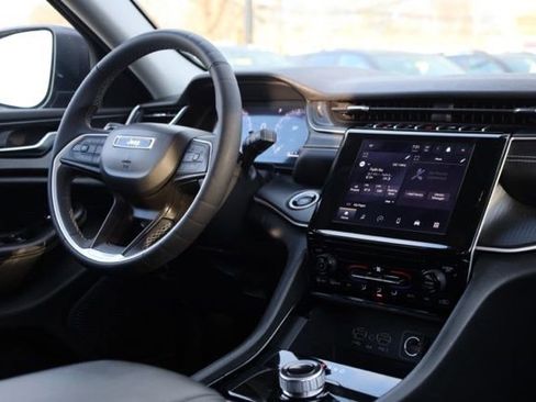 Used 2023 Jeep Grand Cherokee Laredo image 34